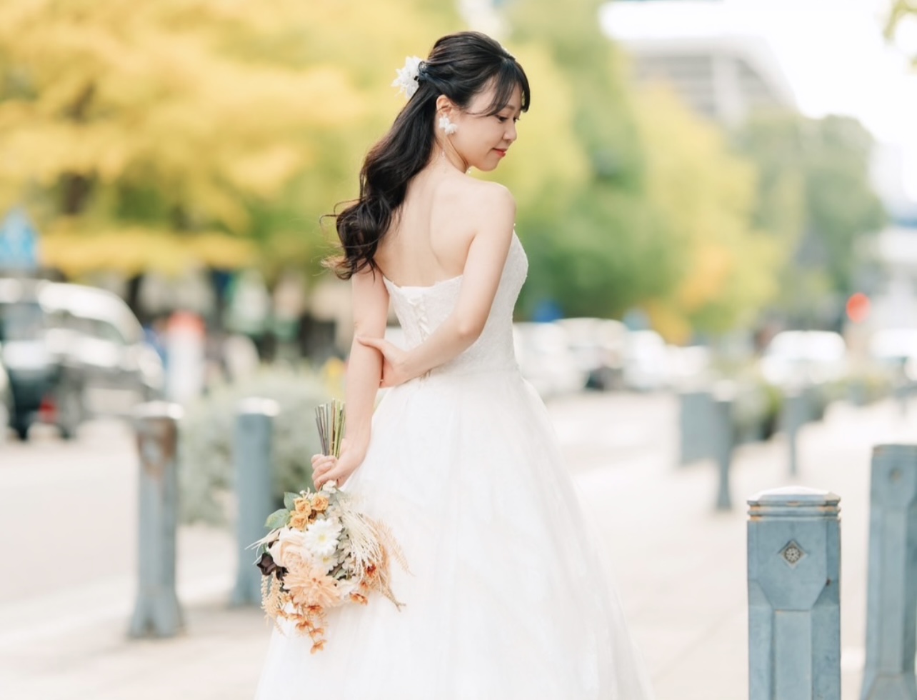振り返るウェディングドレス姿の花嫁